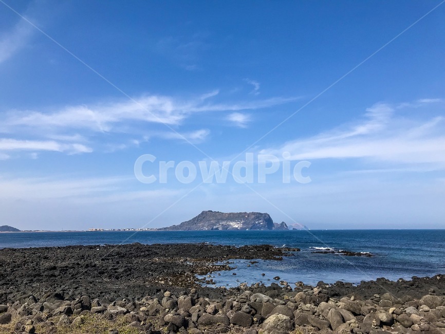 바닷가,바닷가풍경,해변,성산일출봉,현무암,푸른하늘,구름,블루,제주,섬,자연,풍경,nature,landscape,한국자연풍경,한국자연경관,korea nature landscape,제주도,jeju,jeju island,promontory,곶,outdoors,옥외,land,땅