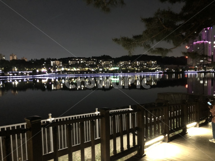 밤하늘,강,무드,분위기,감성,밤거리,건물,야경,밤,풍경,nightscape,night,landscape,railing,난간,banister,handrail