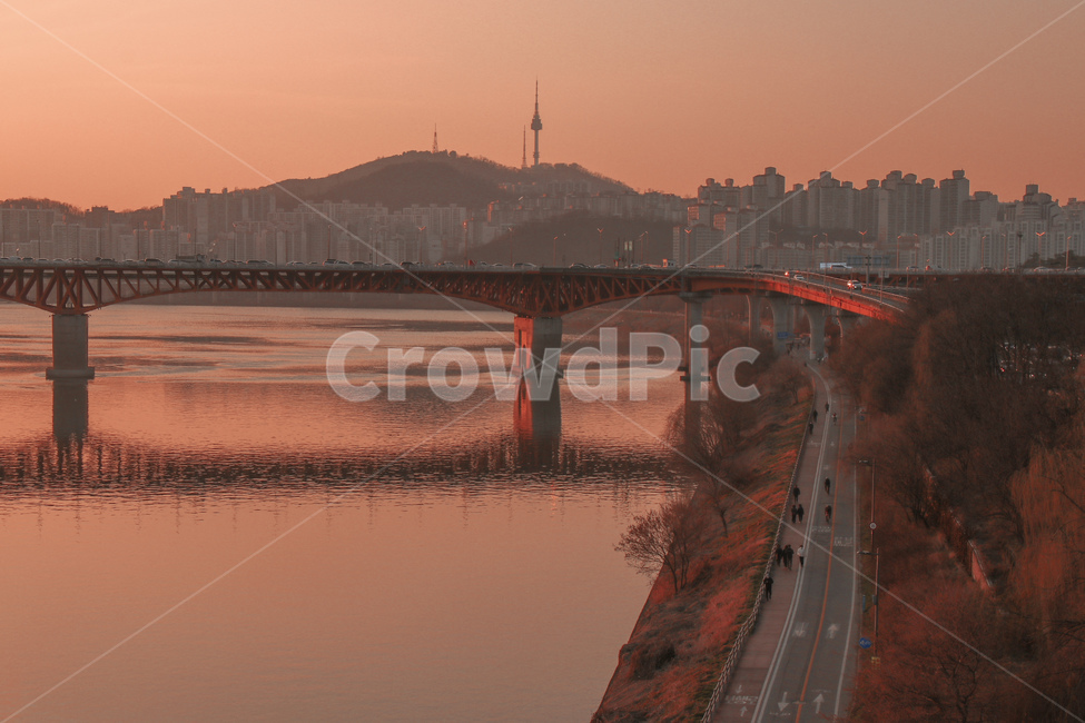 남산타워,노을,서울풍경,랜드마크,남산,매직아워,저녁하늘,저녁,성수대교,한강,산책로,peaceful,평화로운,편안한,휴식처,힐링,안락한,따뜻한,warm,분위기,한국도시경관,도시풍경,한국,맑은,서울,깨끗한,청명한,한국도시풍경,풍경,color,색감,색채,계절,season,색깔,색상,선홍빛,다홍색,도시,풍경,city,landscape,한국도시풍경,한국도시경관,korea cityscape