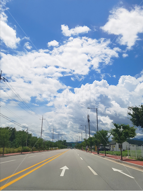 sky,summer,cloud,center line,driveway,road,colonnade,road name,drive,Straight
