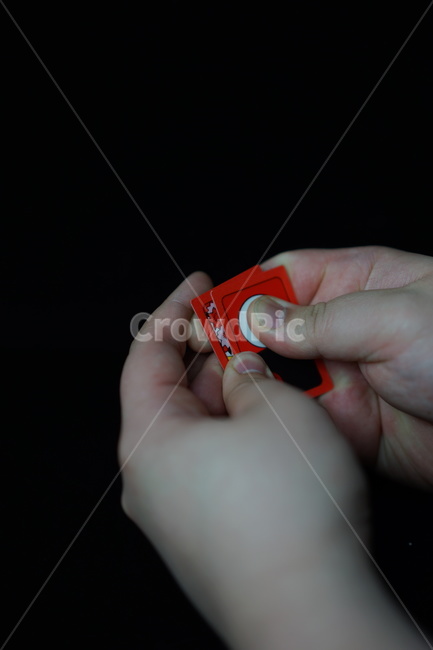 화투,화투패,고스톱,도박,게임,놀이,손가락,손동작,노름,하나후다,맞고,섯다화투,섯다,화투장,사람,인물,인간,human,person,신체일부,몸,body,게임,오락,놀이,game,play