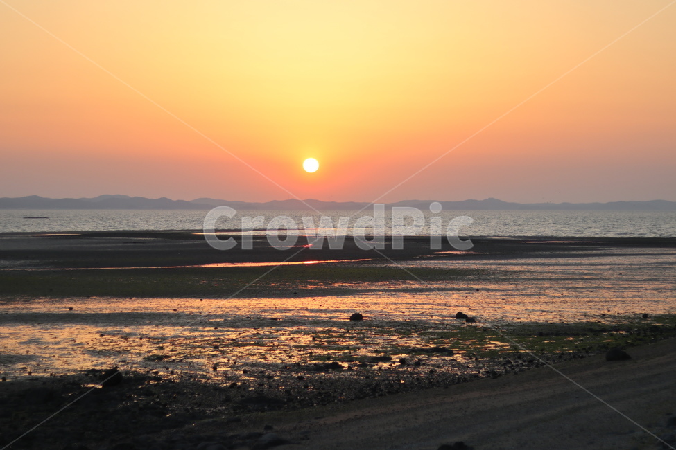 노을,바닷가,태양,황금빛,갯벌,자연,풍경,nature,landscape,한국자연풍경,한국자연경관,korea nature landscape,해변,바다,beach,sea,outdoors,옥외,sunlight,햇빛,dusk,황혼,dawn,새벽,sunset,일몰,red sky,붉은 하늘,sky,하늘