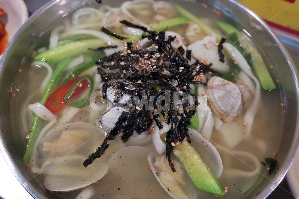 바지락,해물,칼국수,반죽,밀가루,면발,김가루,조개,면요리,국물,음식,식재료,요리,food,cook,meal,dishes,food reserves,한식,한국음식,한국요리,korean food,korean dishes,korean meal,korean cook