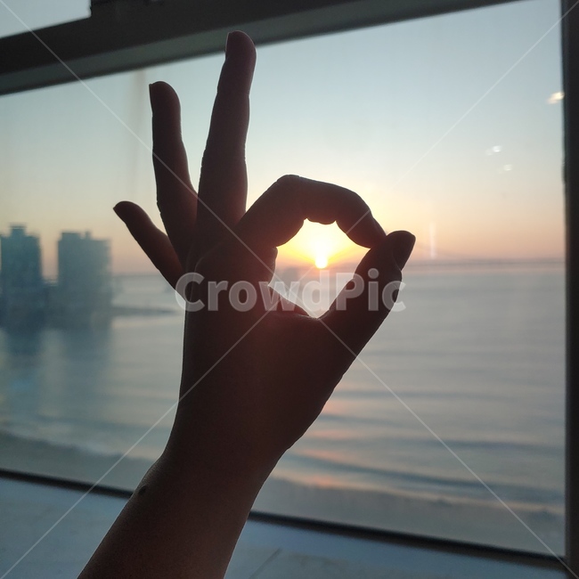 flare,플레어,light,빛,human,인간,person,사람,finger,손가락
