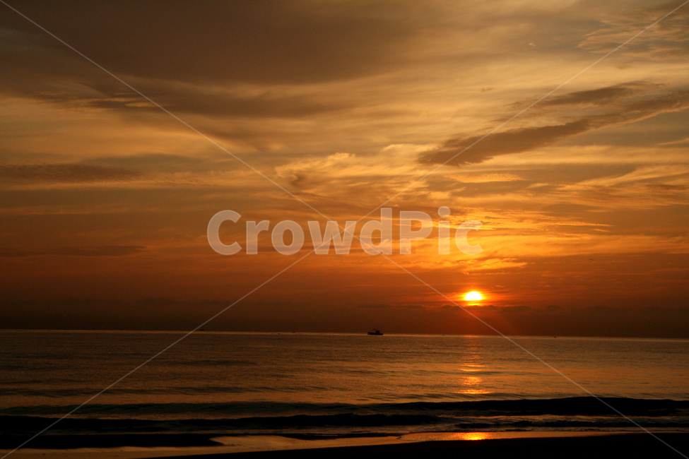 일출,sunrise,일몰,sunset,하늘,붉은하늘,파도,잔잔한파도,평안,수평선,태양,구름,바다,바닷가,자연,nature,outdoors,옥외,자연,풍경,nature,landscape