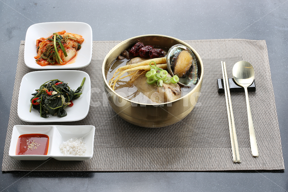 Summer health food,Chicken dishes,tableware,traditional cuisine,Samgyetang,Baeksuk,stamina,recipe,bowl,cookbook,Korean food,Seafood dishes,Bangjja Yugi,abalone,cooking,jujube,Ginseng dishes,cook,Korean cuisine,Fresh ginseng,gastronomy,health,Abalone Samgy