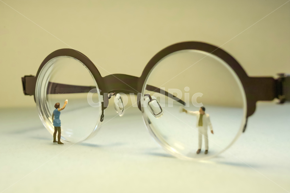 안경,안경테,렌즈,안경렌스,동그란안경,시력,안경닦이,눈,eye,glasses,eyeglasses,안경닦개,초점,촛점,사물,물건,오브젝트,thing,object,matter,연출,컨셉,콘셉,direction,concept