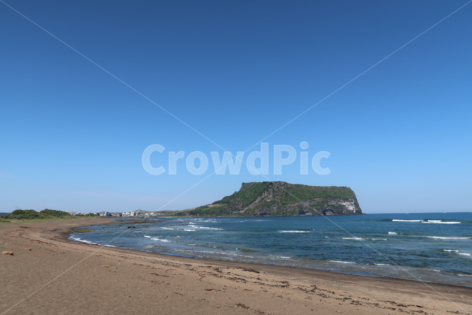 성산일출봉,바다,제주,제주도,푸른하늘,푸른바다,하늘,자연,풍경,nature,landscape,해변,바다,beach,sea,land,땅,outdoors,옥외,shoreline,해안선,water,물,ocean,대양,coast,연안