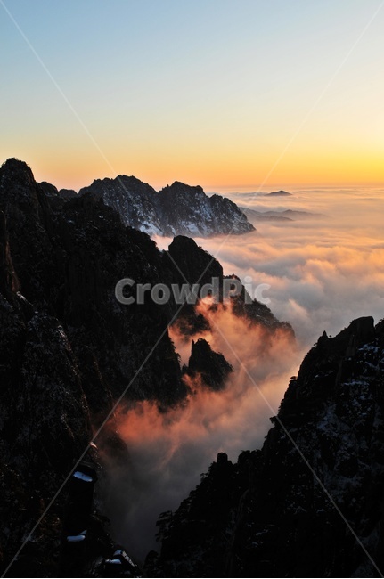 flare,플레어,light,빛,nature,자연,weather,날씨,outdoors,옥외,mountain,산,여명,아침,mountainrange,산맥,ice,빙,peak,피크,중국,황산,중국황산,황산설경,운해,설산,설경,바위산,절벽,중국비경,상고대,경치,경관,풍경,비경,명산,정상,골짜기,기암,기암괴석