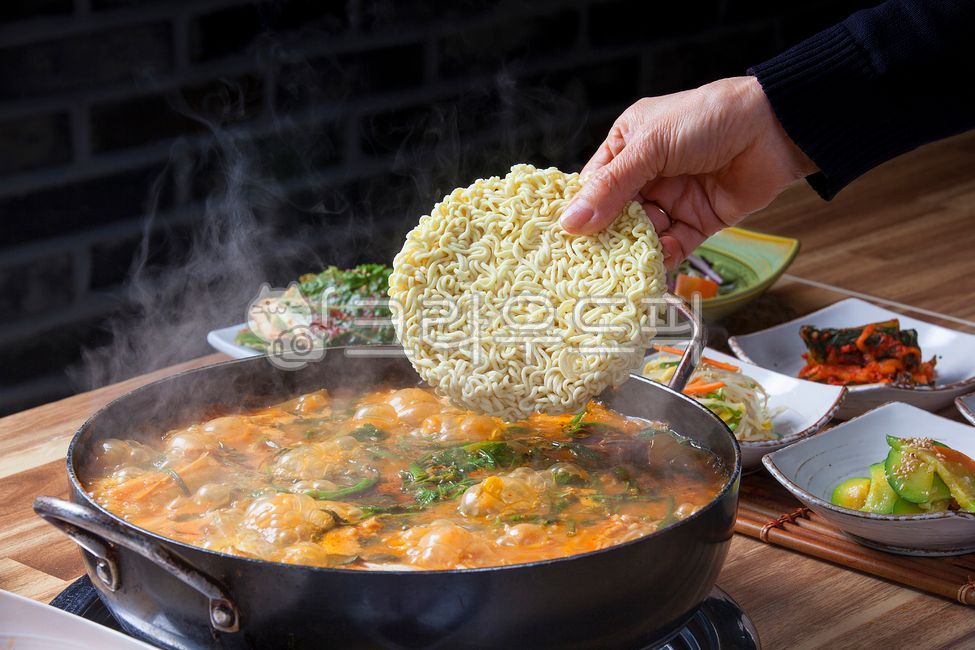 Korean traditional cuisine,Pagameun soup,Freshwater shrimp spicy soup,traditional cuisine,table setting,Jjagigi Spicy Soup,catfish food,Freshwater spicy stew,freshwater shrimp,plate,Korean traditional food,catfish,Catfish dish,Crab,Spicy stew sari,fish di