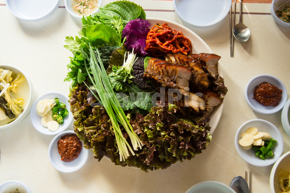 수육,채소,쌈,상추,음식,족발,보쌈,한식,초록,빨간,김치,보쌈김치,고추,마늘,음식,식재료,요리,food,cook,meal,dishes,food reserves,한식,한국음식,한국요리,korean food,korean dishes,korean meal,korean cook