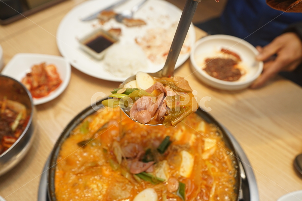 찌개,부대찌개,반찬,국물,국물요리,술안주,해장,안줏거리,먹방,음식,한국식,식사,먹거리,찌개요리,음식,식재료,요리,food,cook,meal,dishes,food reserves,한식,한국음식,한국요리,korean food,korean dishes,korean meal,korean cook