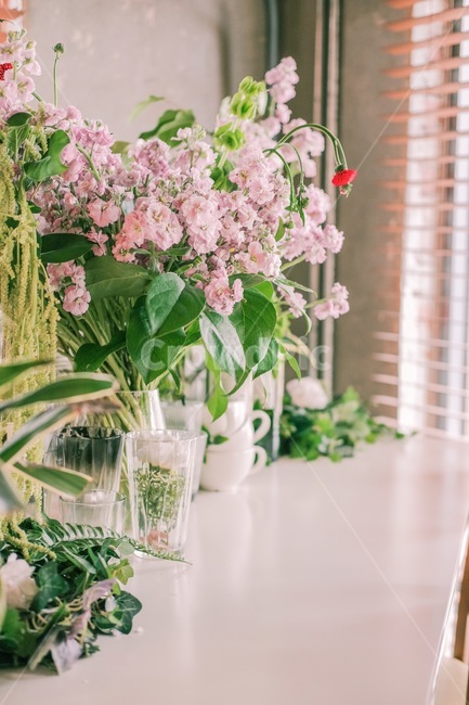 테이블,식탁,꽃병,꽃,인테리어,카페,꽃,flower,실내용화초,화분,화초,house plant,감성,sensible,feeling,색깔,색상,색채,색감,color sense,color sensitivity,feeling of color,인테리어,실내디자인,interior design