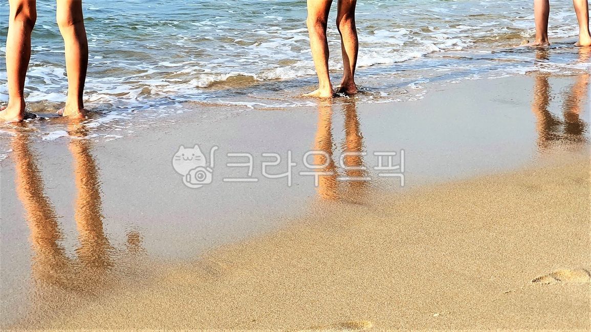 물놀이,모래,삼형제,다리,물거품,거품,맨발,barefoot,beach,해변,바닷가,뒷모습,물반사,물그림자,waterplay,sand,sea,leg