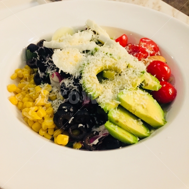 샐러드,옥수수,아보카도,음식,브런치,Brunch,salad,food,흰,접시,plate,치즈,토마토,음식,식재료,요리,food,cook,meal,dishes,food reserves,채소,야채,vegetables