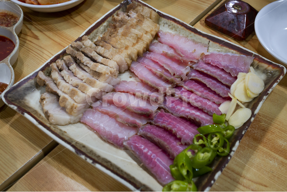 홍어,삼합,삼겹살,삭힌,마늘,고추,전라도,전통음식,재래음식,한국,삭힌홍어,유산균,발효,발효음식,korea,food,korean,맛있는,톡쏘는,안주,나무테이블,음식,식재료,요리,food,cook,meal,dishes,food reserves,한식,한국음식,한국요리,korean food,korean dishes,korean meal,korean cook