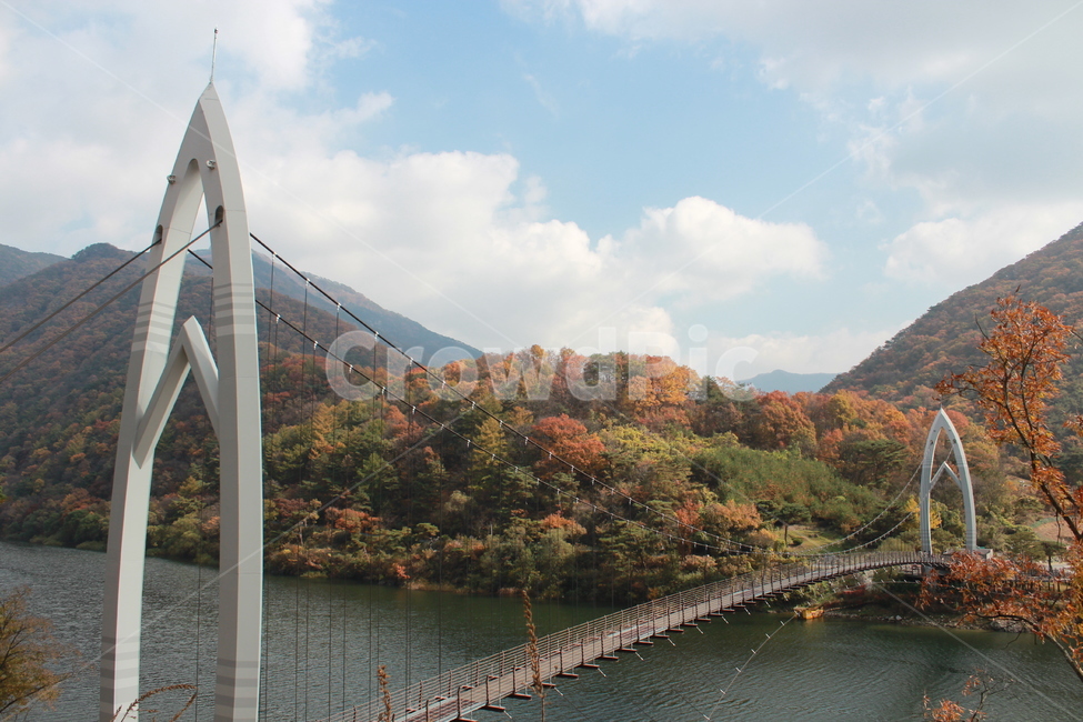 water,물,다리,흔들다리,사람,구름,가을,단풍,건축물,건물외관,exterior,building,structure,architecture,construction