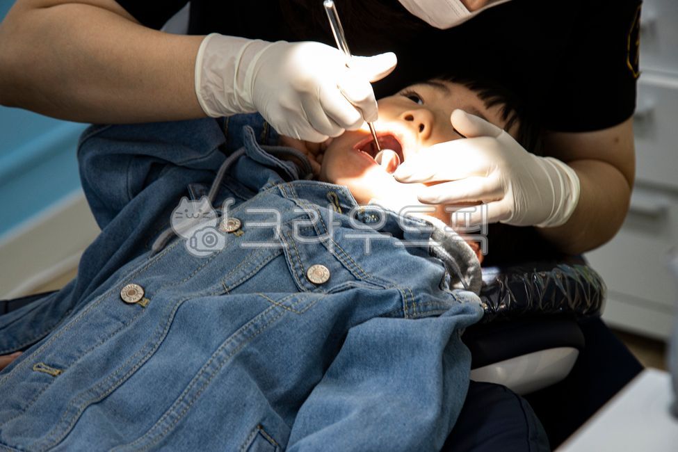 의료,어린이,치과,치료,장갑,기구,의사,환자,청자켓,단추,마취,아픈,충치,진료,까운,바라보는,구강,이,이빨,닥터,소아,전문의,소아치료,마스크,조명,거울,치경,구강관리,치아,사람,인물,인간,human,person,어린이,어린아이,child,children,kid,의료,의학,병원,medical,hospital,clinic