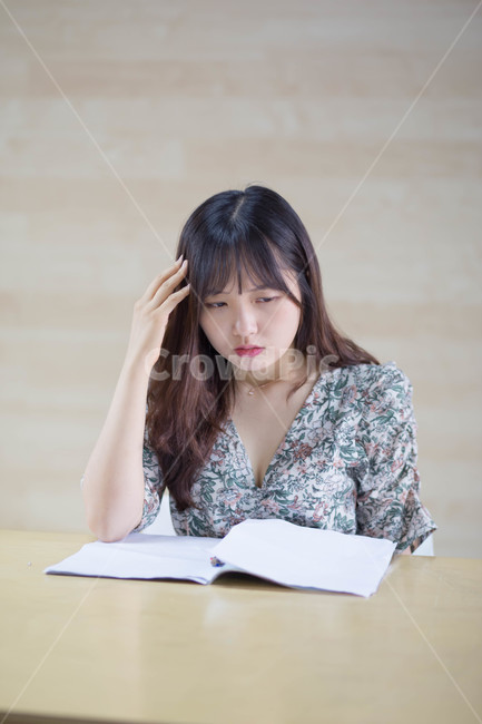 한국,여대생,아름답다,웃음,비즈니스,학생,대학교,젊음,여성,한사람,공부,학습,연구,20대,한명,아이디어,고민,연출,컨셉,콘셉,direction,concept