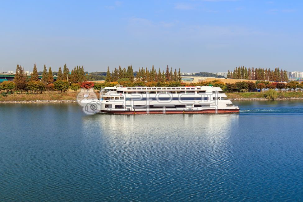 Gyeongin Ara Waterway,Gyeongin Canal,Canal,Ara Waterway,Ara Stream,River,Waterway,Water,Circular,Traffic,Navigation,Cruise Ship,Boat,Vessel,Waterway,Incheon City,Incheon,Korea,Sky,Blue,Autumn,Autumn Foliage,Brown