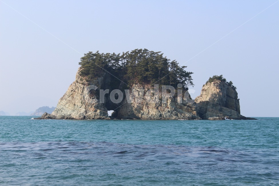 구멍섬,섬,바다,외딴섬,나무,소나무,자연,잔물결,물결,잔잔한,구멍,island,ocean,sea,nature,tree,자연,풍경,nature,landscape,한국자연풍경,한국자연경관,korea nature landscape,outdoors,옥외,land,땅,대양,water,물,shoreline,해안선,coast,연안