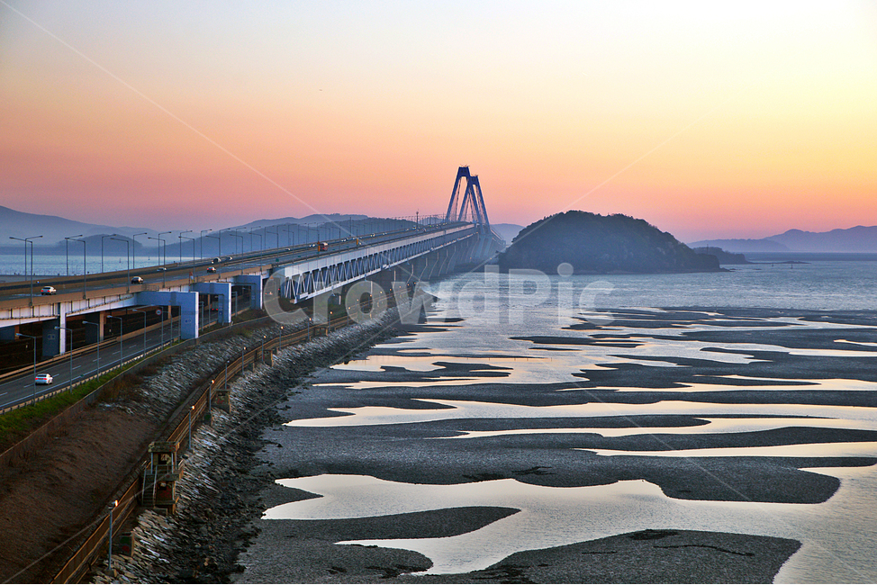 영종대교,인천,복합교,병용2층교량,갯벌,야경,케이블자정식현수교,일몰,석양,썰물,자연,풍경,nature,landscape,한국자연풍경,한국자연경관,korea nature landscape,건축물,건물외관,exterior,building,structure,architecture,construction,water,물
