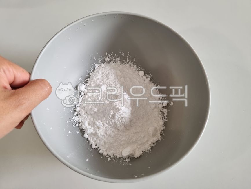 하얀가루,흰가루,슈가파우더,설탕가루,sugarpowder,가루,슈가,베이킹재료,음식,식재료,보울,그릇,집다,달콤한가루,단음식,당,sugar