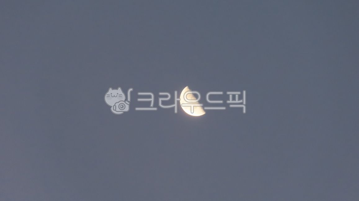 Waning moon,moon,dim moon,lunar surface,bumpy,soft moon,half moon,gray sky