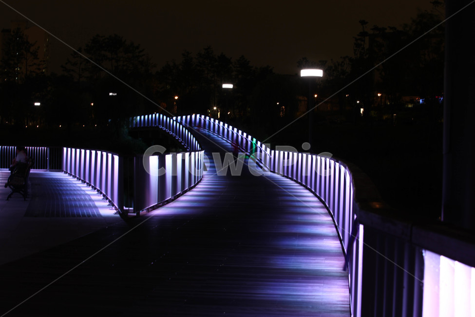야경,밤,조명,어둠,다리,야경,밤,풍경,nightscape,night,landscape,handrail,난간,banister,railing,boardwalk,산책로,building,건물,bridge
