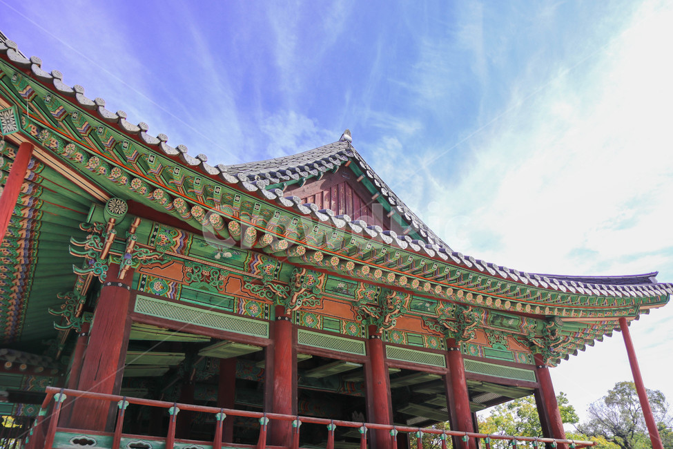 하늘,기와,단청,처마,한옥,오색,청명,한국,멋,고궁,광한루,남원,나무,지붕,화려,목조,목조건물,누각,루,단청무늬,채색,문양,서까래,들보,그림,무늬,기둥,한국전통,한국문화,korean traditional,korean culture,건축물,건물외관,exterior,building,structure,architecture,construction