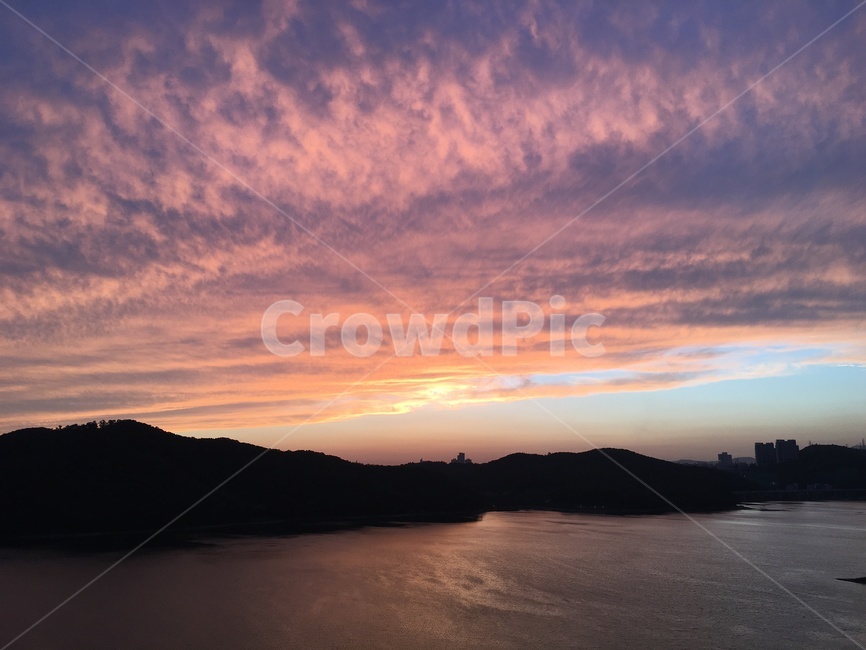 노을,산,호수,구름,하늘,실외,능선,물,호숫가,저수지,빛,태양,붉은,자연,풍경,nature,landscape,land,땅,outdoors,옥외,sky,sunset,일몰,red sky,붉은 하늘,dusk,황혼,dawn,새벽,shoreline,해안선,water