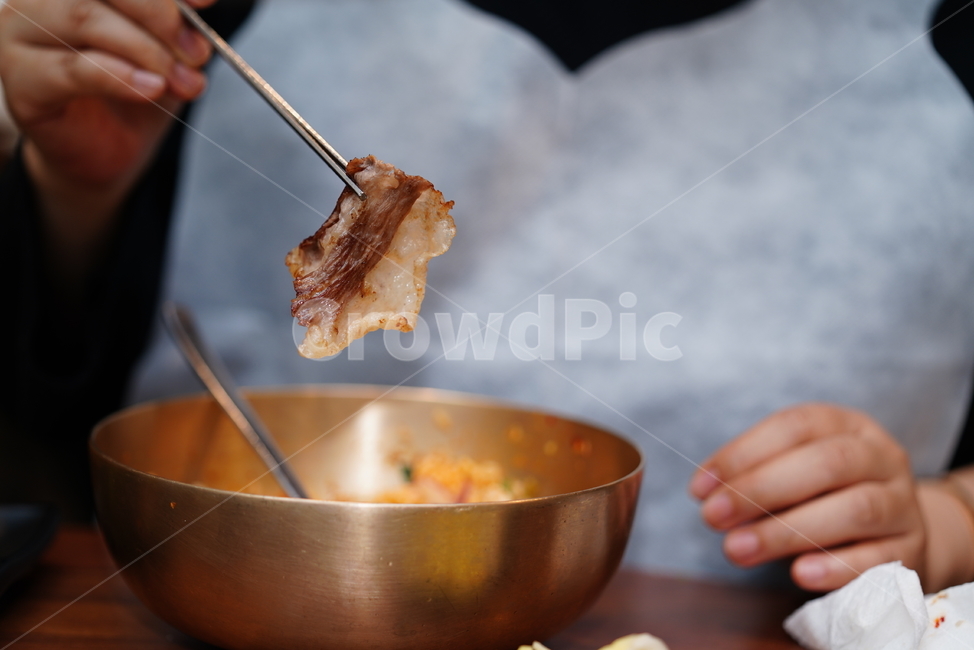 차돌박이,육류,육식,한식,구이,먹거리,안주,식사,음식,food,젓가락,인간,손,사람,음식,식재료,요리,food,cook,meal,dishes,food reserves