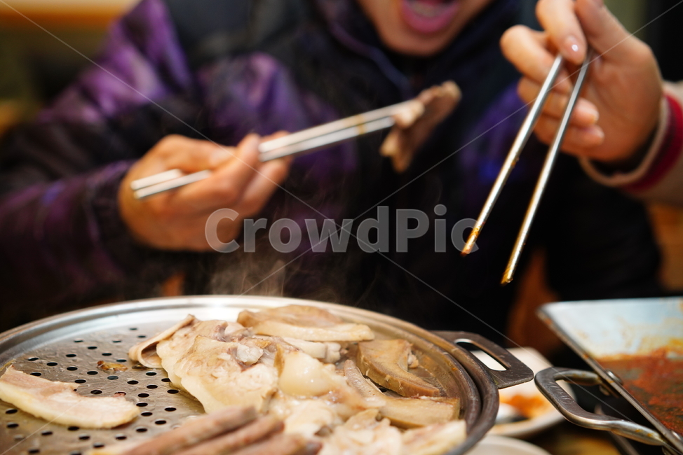 수육,육식,육류,한식,푸드,돼지,냄비,식사,안주,먹방,고기,사람,인물,인간,human,person,신체일부,몸,body,음식,식재료,요리,food,cook,meal,dishes,food reserves,한식,한국음식,한국요리,korean food,korean dishes,korean meal,korean cook