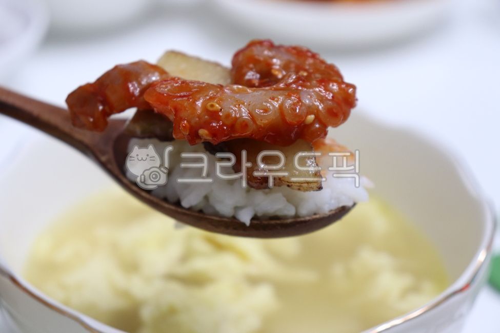 낙지젓갈,젓갈,해산물반찬,밥반찬,한식반찬,매운반찬,밥과함께,해물젓,해산물요리,한식요리,가정식,전통음식,한국음식,숟가락,흰쌀밥,밥숟가락,젓갈요리,해산물,매콤한맛,집밥,nakjijeot,jeotgal,seafoodsidedish,Koreansidedish,spicysidedish,withrice,seafoodjeot,seafooddish,Koreancuisine,homemademeal,traditionalfood,Koreanfood,spoon,whiterice,spoonfulofrice,fermentedseafood,seafoodcuisine,spicyflavor,homecookedmeal,comfortfood