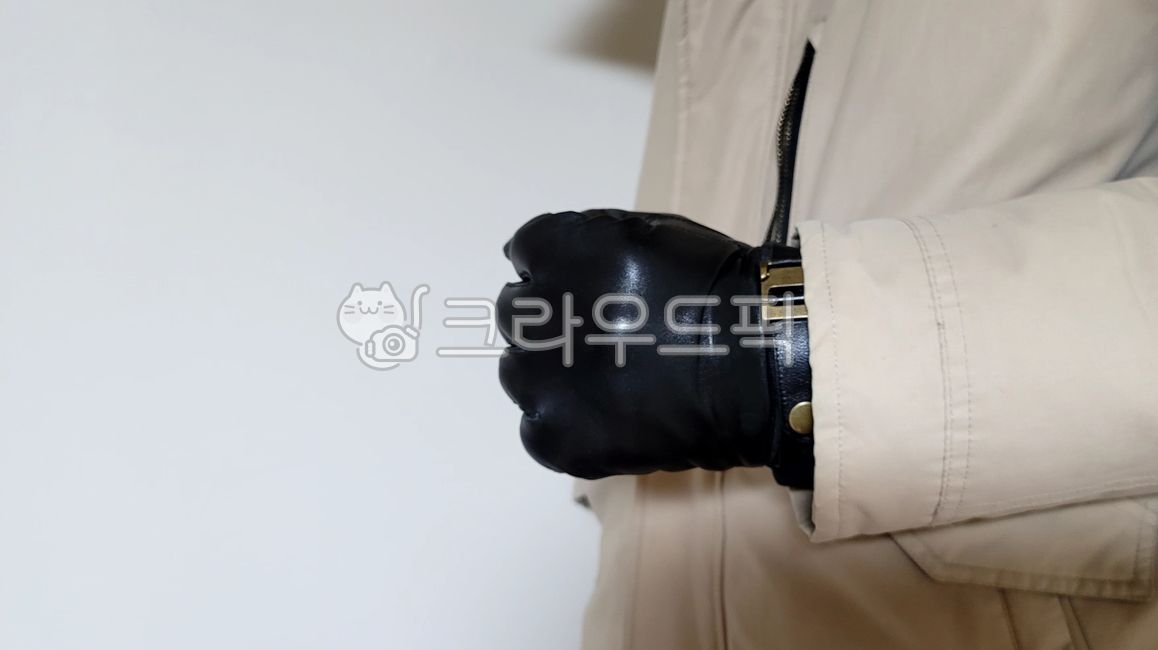 검정장갑,가죽,가죽장갑,겨울,glove,장갑,clothing,의류,person,사람,hand,손,bodypart,신체부위,주먹