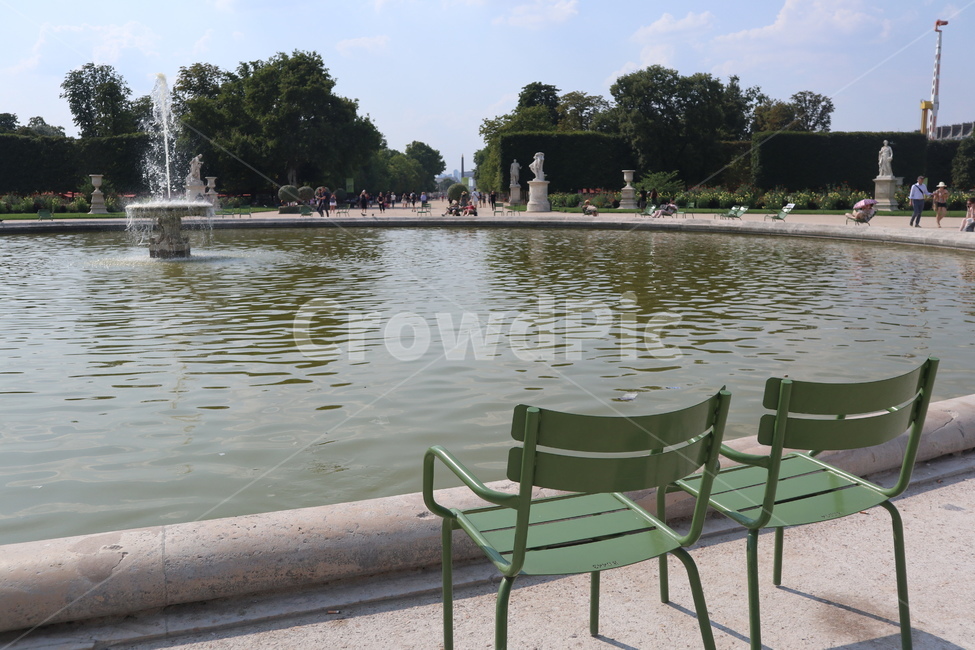 파리,파리뛸르리정원,뛸르리정원,초록색의자,분수,연못,분수대,랜드마크,landmark,tourist attraction,해외,외국,세계,foreign,oversea,world,세계랜드마크,해외랜드마크,외국랜드마크,world landmark,world tourist attraction,사람들,대중,군중,other people,crowd,water,물,chair,의자