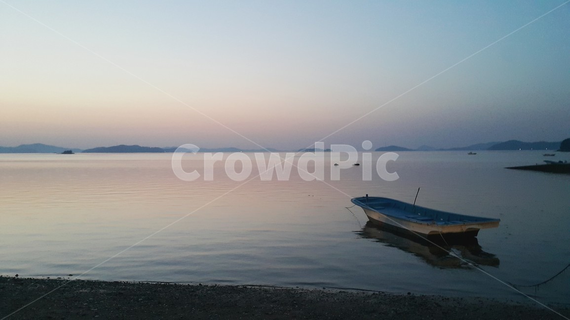 watercraft,선박,vehicle,boat,보트,잔잔한,물결,아침,안개,교통,교통수단,traffic,transportation