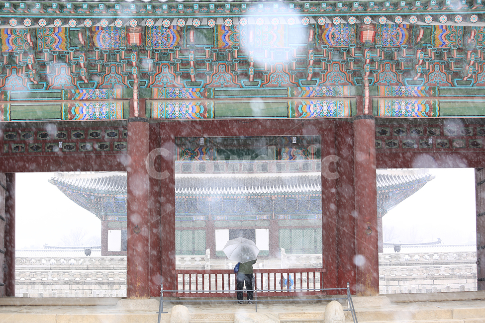 겨울,눈,설경,경복궁,궁,한국,전통,winter,snow,palace,korea,tradition,겨울,계절,winter,season,한국전통,한국문화,korean traditional,korean culture,랜드마크,landmark,tourist attraction,한국랜드마크,한국관광지,한국명소,korea landmark,korea tourist attraction,사람,인물,인간,human,person,건축물,건물외관,exterior,building,structure,architecture,construction