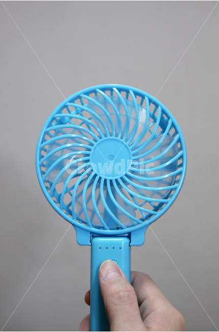 선풍기,손풍기,미니,핸드,핸디,휴대용,휴대,미니선풍기,휴대용선풍기,핸드선풍기,여름,파란,블루,오브젝트,사물,물건,누끼,시원한,손,터치,누르다,전원,실내,여름,계절,summer,season,사물,물건,오브젝트,thing,object,matter,electric fan