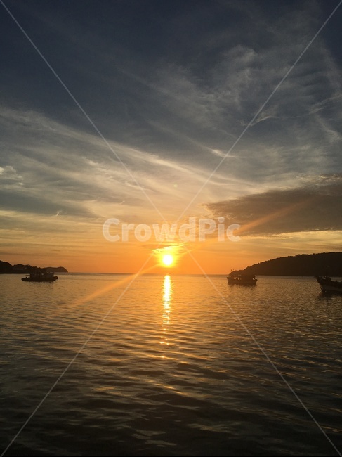 노을,석양,하늘,바다,역광,주황,색감,자연,풍경,nature,landscape,outdoors,옥외,sunlight,햇빛,sky,sunset,일몰,dusk,황혼,dawn,새벽,red sky,붉은 하늘