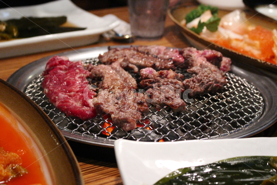 고기,불판,밑반찬,직화,요리중