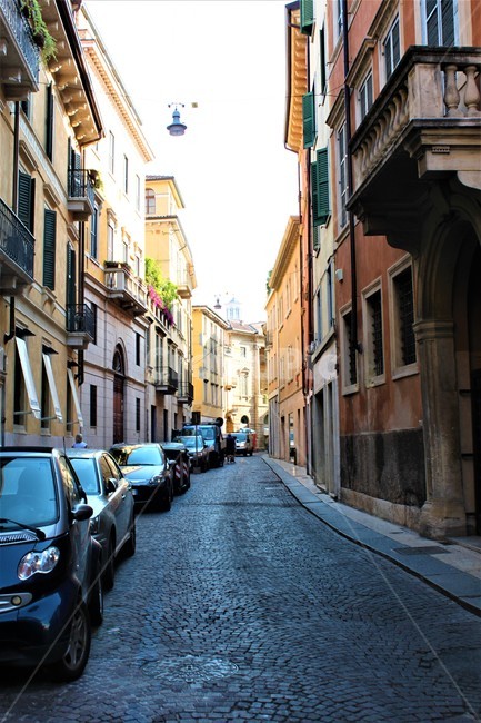 path,통로,walkway,보도,car,차,골목길,alley