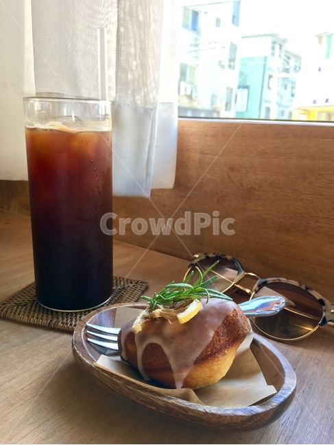 카페,아메리카노,레몬마들렌,디저트,베이커리,선글라스,cafe,americano,lemonmadeleine,dessert,bakery,sunglasses,커튼,curtain,woodplate,나무접시,음식,식재료,요리,food,cook,meal,dishes,food reserves,빵,bread,디저트,간식,후식,dessert,snack,커피,카페,coffee,cafe