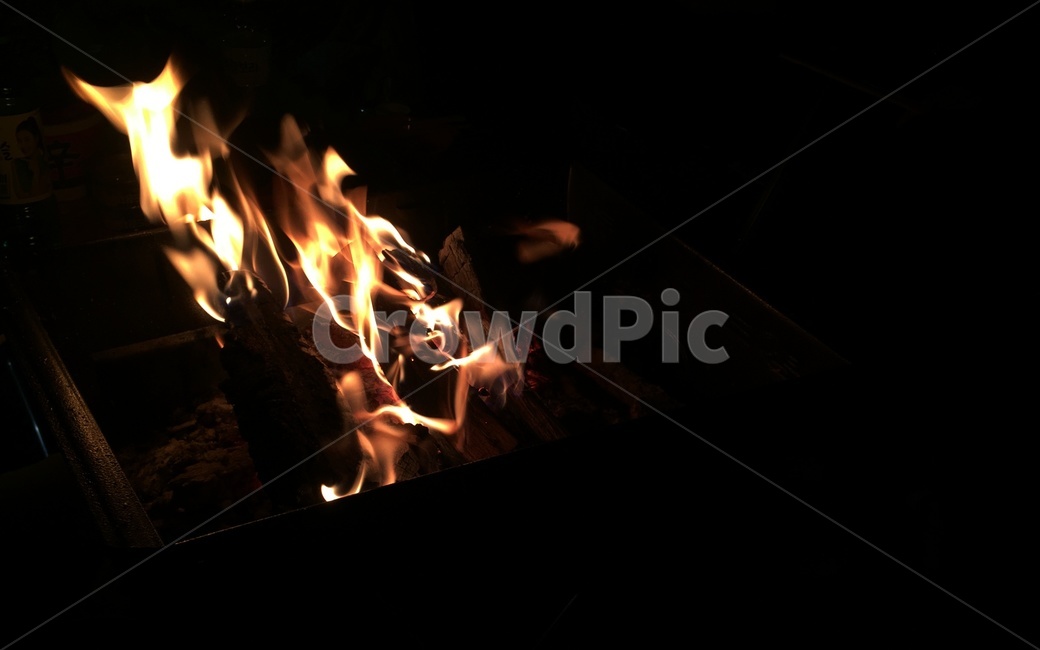 모닥불,불꽃,불,fire,캠핑,불멍,캠핑장,캠프파이어,장작,bonfire,flame,화로,화로대,강렬,열정,캠핑용품,고독,생각,겨울,따뜻함,쓸쓸함,밤,어두운,black,camping,passion,숯,나무
