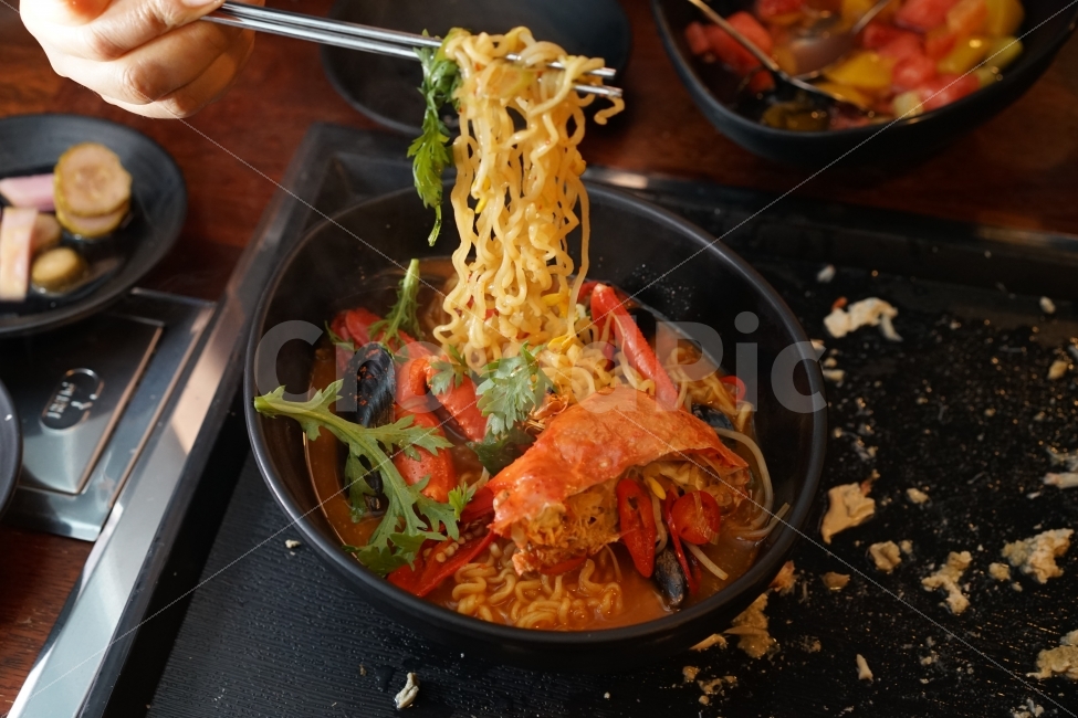 라면,국물,대게,대게라면,얼큰,먹방,개운,숙취,해장,식사,푸드,사랑,음식,매콤,맛집,면요리,젓가락질,사람,인물,인간,human,person,음식,식재료,요리,food,cook,meal,dishes,food reserves,면류,면요리,noodles,수산물,해산물,fishery products,seafood,한식,한국음식,한국요리,korean food,korean dishes,korean meal,korean cook