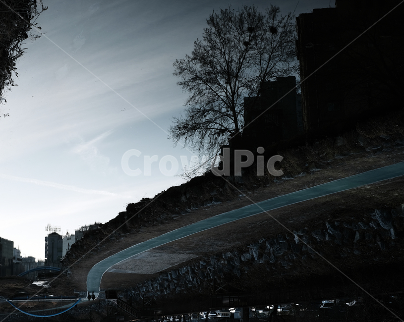 Backwards,reflection,prejudice,the opposite,Sky and Cheon,up and down,reverse,direction