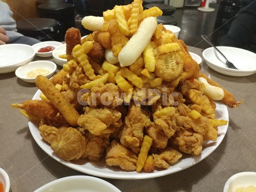 야식,술안주,치킨,떡,감자튀김,감튀,기름진,튀김,음식,식재료,요리,food,cook,meal,dishes,food reserves
