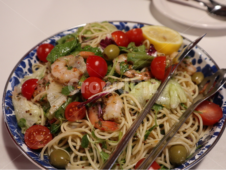 파스타,샐러드,방울토마토,noodle,pasta,food,음식,meal,식사,dish,요리,새우,올리브,집게