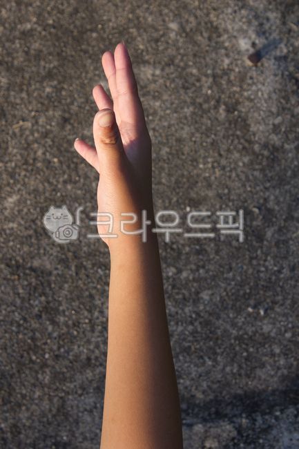 handshake,body part,thumb,rock paper scissors,top angle,body,wrapping cloth,hand gesture,a big finger,cement floor,arm,hand,finger,top view,childs hand,person,child hand,a thumb,child