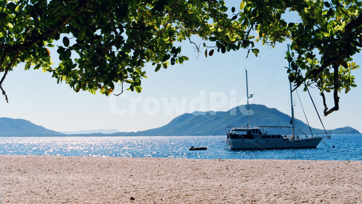 outdoors,옥외,nature,자연,water,물,shoreline,해안선,ocean,sea,바다,해변,비치,beach,휴양,휴양지,빈티지,감성,그늘,휴식,여행,배,보트,boat,여름,summer
